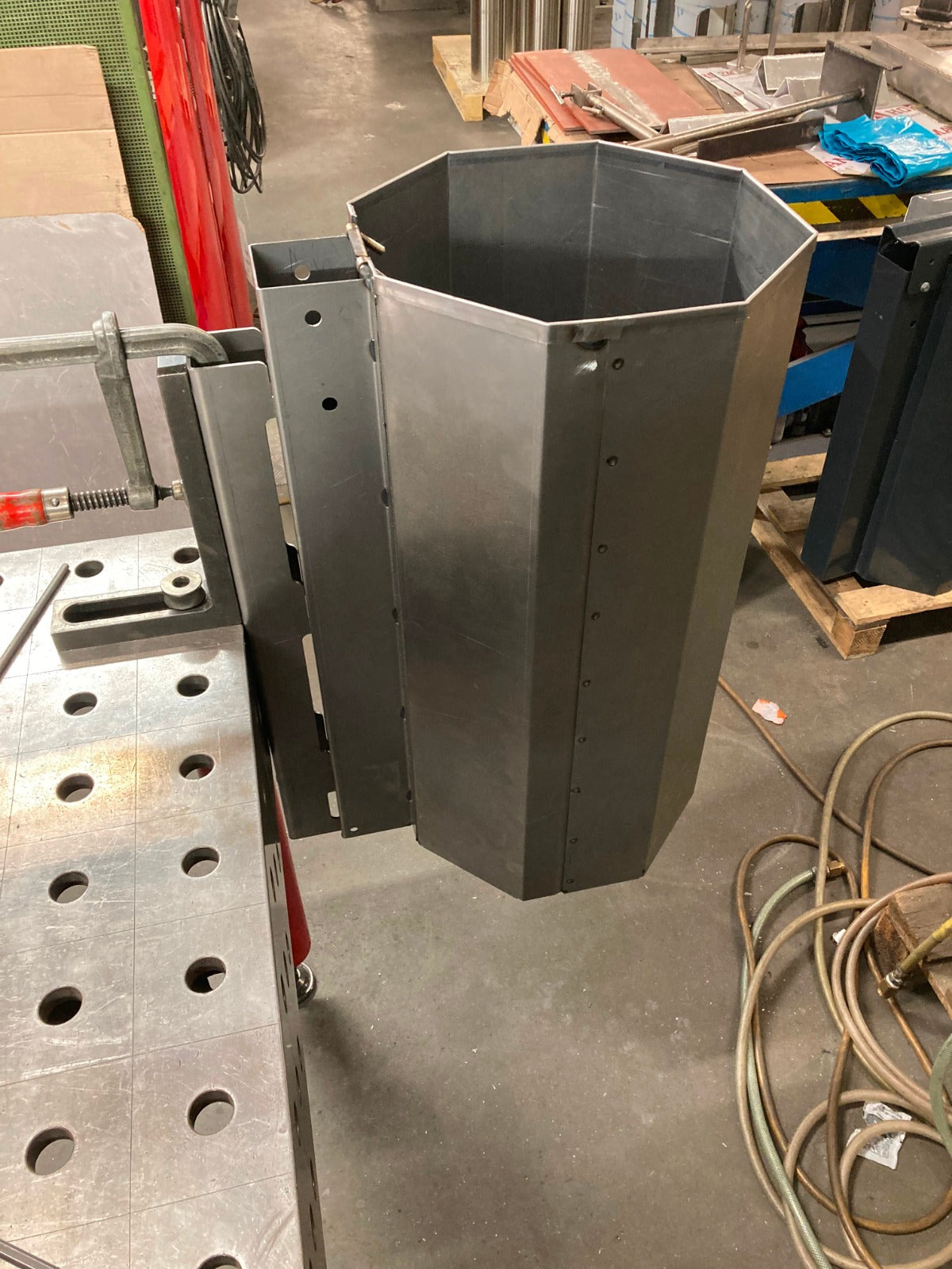 Muurbeugel prullenbak