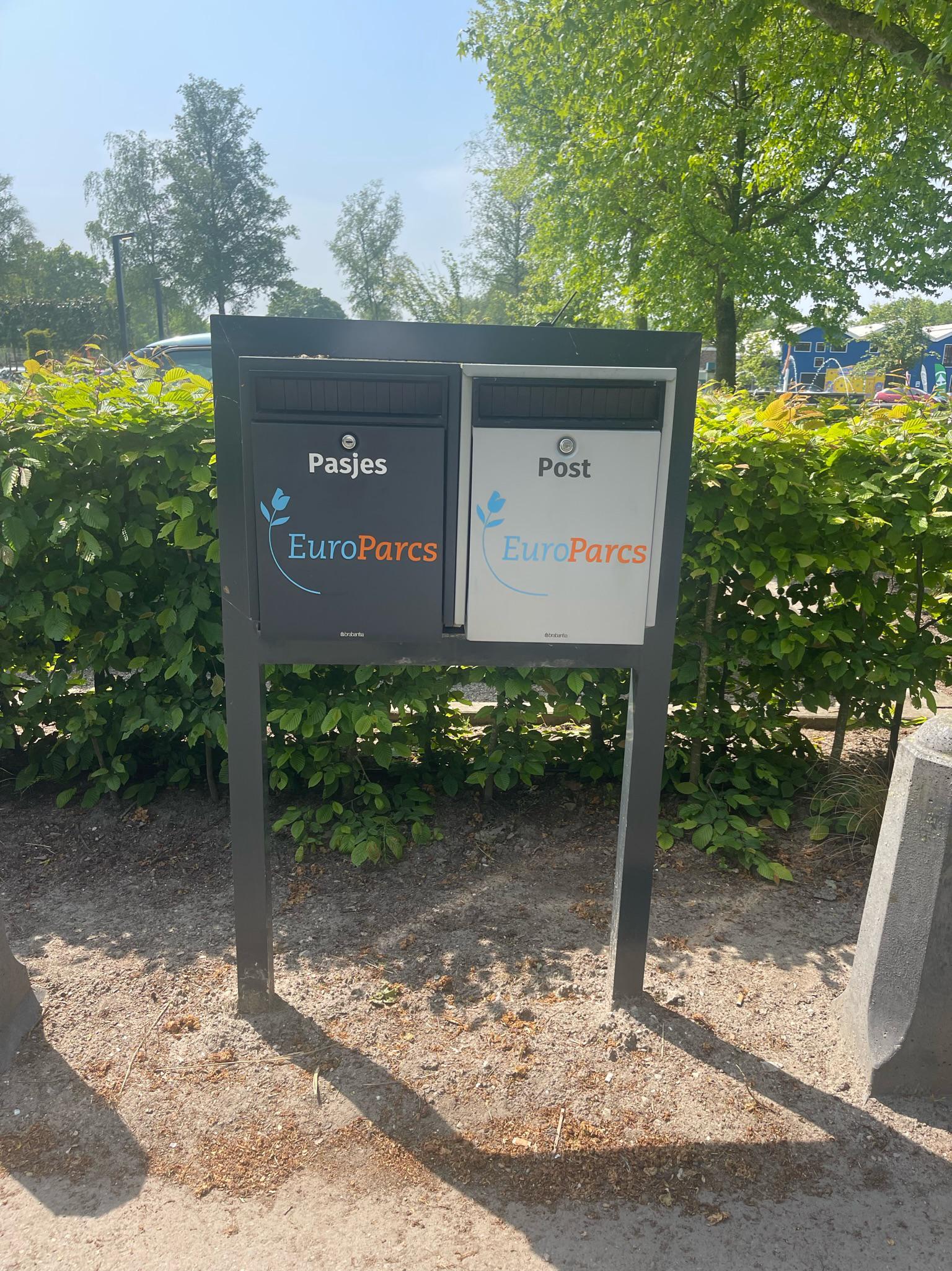 Dubbele brievenbus op staander